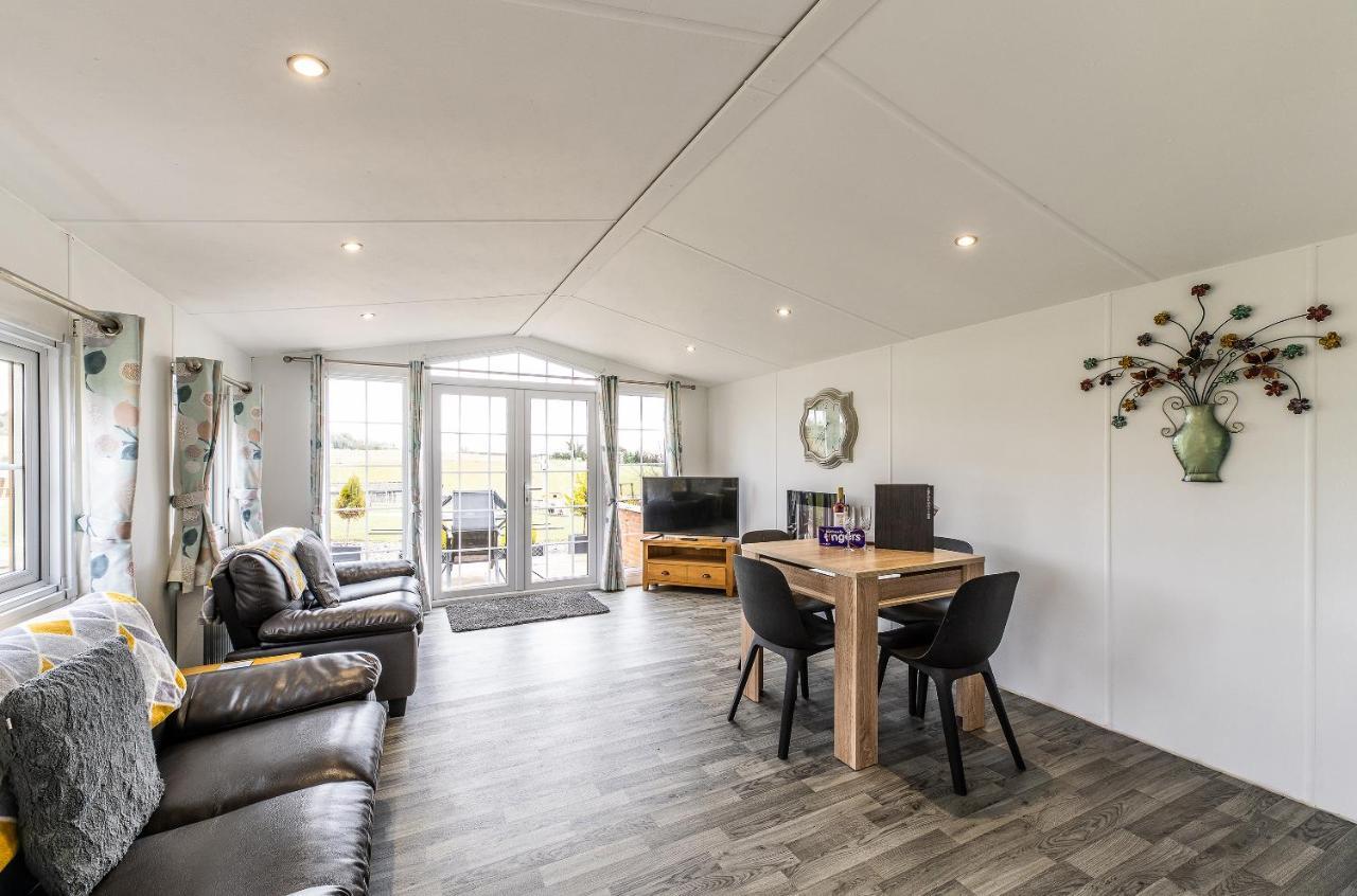 Fairview Farm Holiday Accommodation 14 Luxury Lodges, Cabins, Dog Friendly, Suitable For Couples, Families And Groups, Wedding Guests , Corporate Events, Sleeps 2-65 Guests In Ravenshead, Nottingham Near Sherwood Forest, Set In 88 Acres Екстериор снимка