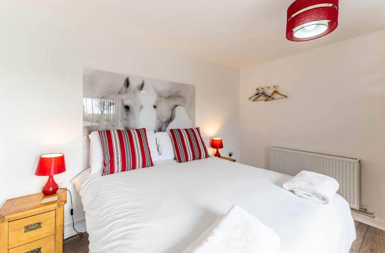 Fairview Farm Holiday Accommodation 14 Luxury Lodges, Cabins, Dog Friendly, Suitable For Couples, Families And Groups, Wedding Guests , Corporate Events, Sleeps 2-65 Guests In Ravenshead, Nottingham Near Sherwood Forest, Set In 88 Acres Екстериор снимка