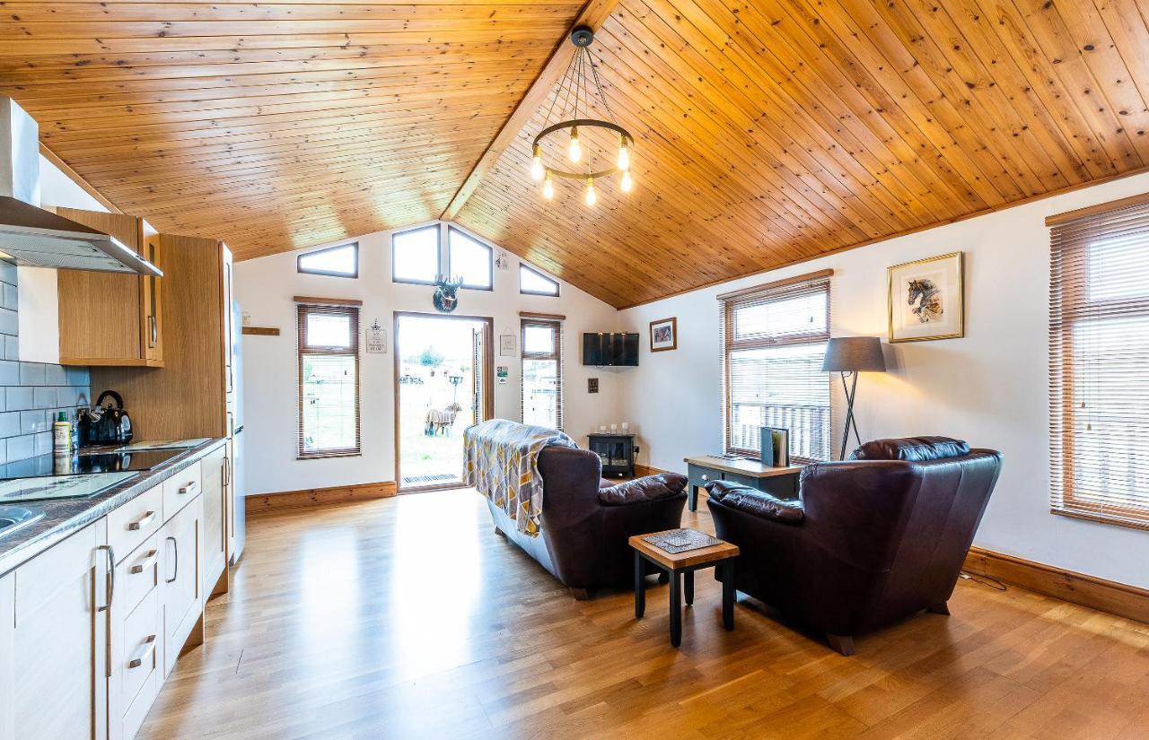 Fairview Farm Holiday Accommodation 14 Luxury Lodges, Cabins, Dog Friendly, Suitable For Couples, Families And Groups, Wedding Guests , Corporate Events, Sleeps 2-65 Guests In Ravenshead, Nottingham Near Sherwood Forest, Set In 88 Acres Екстериор снимка