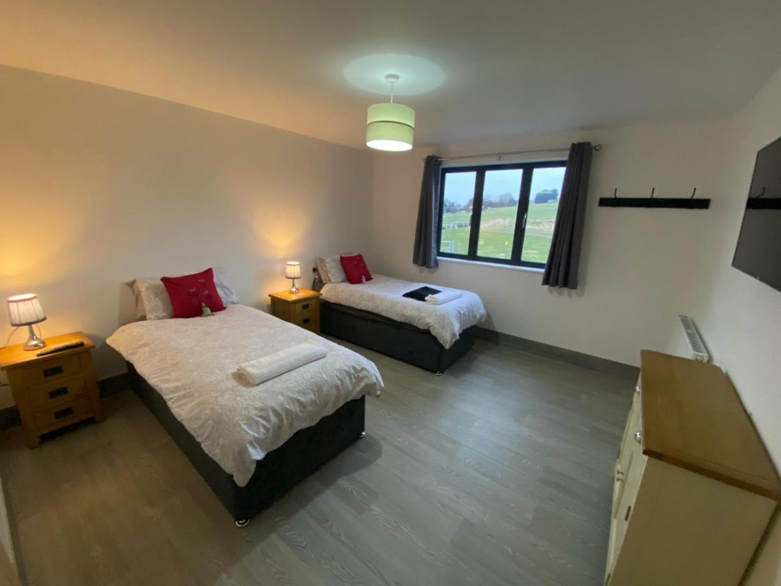 Fairview Farm Holiday Accommodation 14 Luxury Lodges, Cabins, Dog Friendly, Suitable For Couples, Families And Groups, Wedding Guests , Corporate Events, Sleeps 2-65 Guests In Ravenshead, Nottingham Near Sherwood Forest, Set In 88 Acres Екстериор снимка
